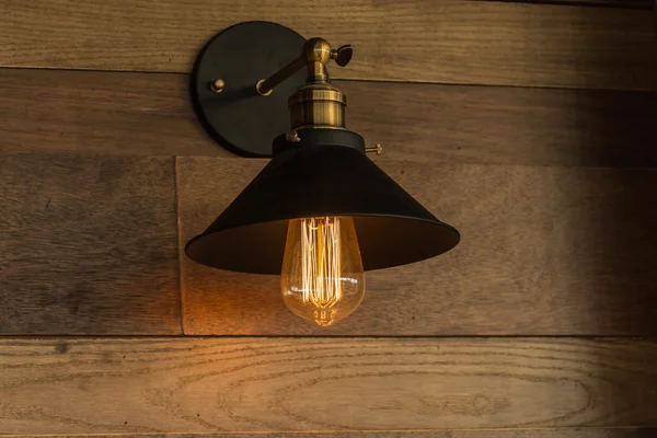 Régi divat lámpa lóg a fából készült fal — Stock Fotó