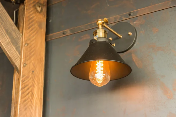 Régi divat lámpa lóg a fából készült fal — Stock Fotó