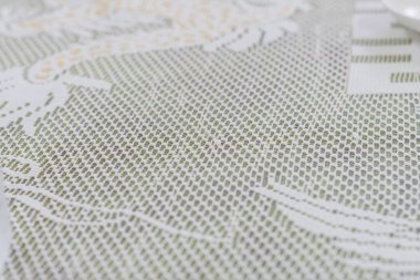 Boş beyaz plaka ve küçük kadeh tabloda.