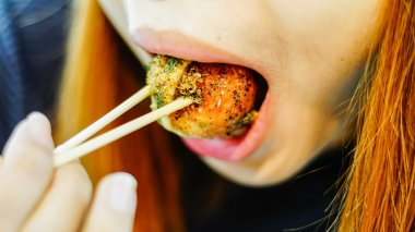 Kadın el ile kızarmış Takoyaki topları hamur tatlısı - Japon yemekleri