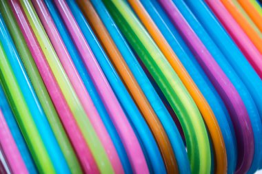 renkli elbise askısı demiryolu üzerinde asılı kümesi