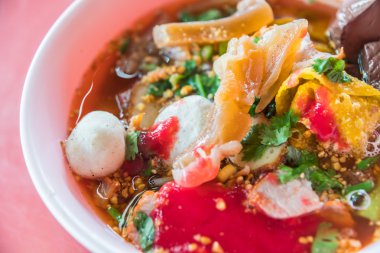 Balık top kırmızı çorbası (Yen Ta Fo ile pirinç noodle deniz ürünleri)