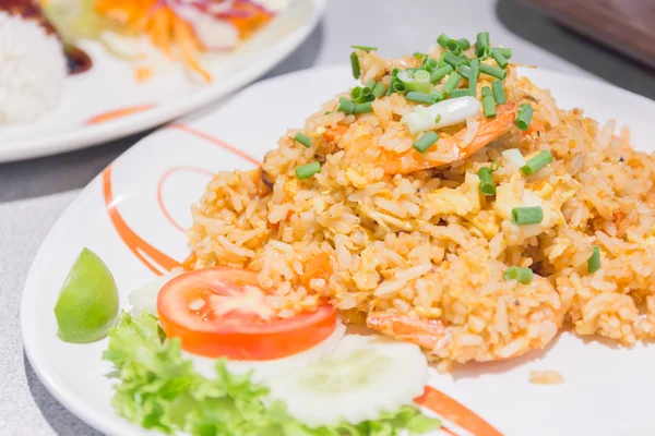 Hjemmelaget kinesisk stekt ris med grønnsaker, kylling og stekt e – stockfoto