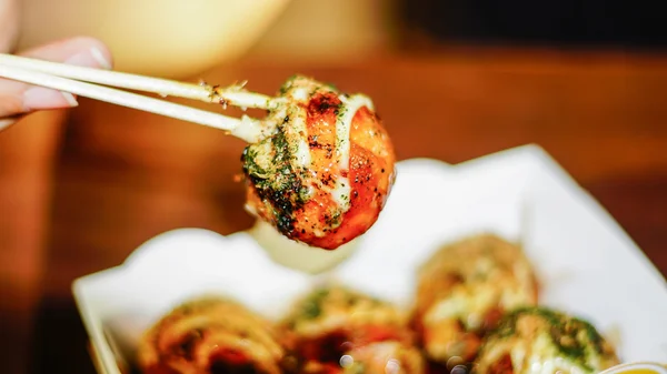 İle tepesi Takoyaki, lezzetli Japon tarzı ahtapot gözleme,
