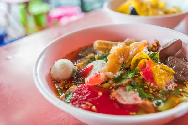 Balık top kırmızı çorbası (Yen Ta Fo ile pirinç noodle deniz ürünleri)