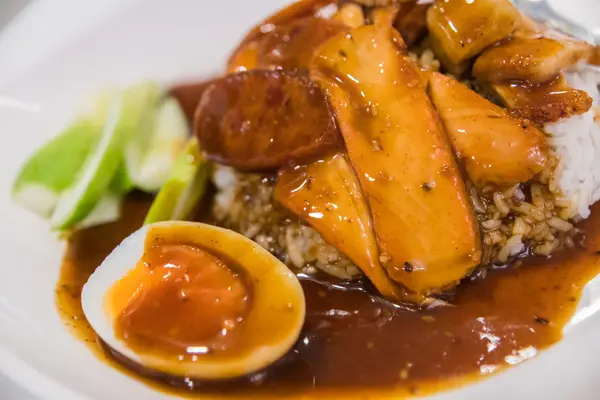 Makanan thai adalah nama nasi saus babi merah — Stok Foto