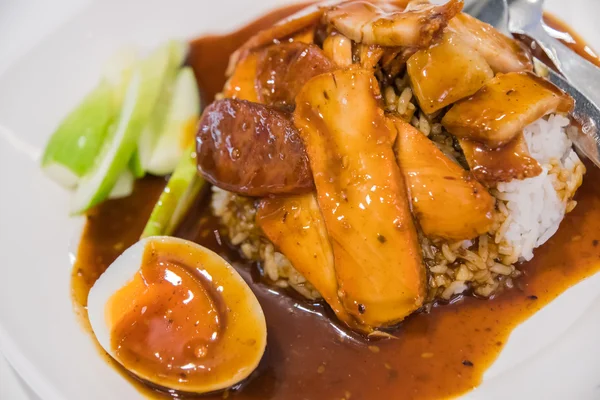 Adı pirinç kırmızı domuz eti sosu Tayland yemeğidir — Stok fotoğraf