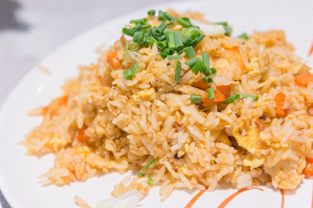 Hausgemachter chinesischer gebratener Reis mit Gemüse, Huhn und