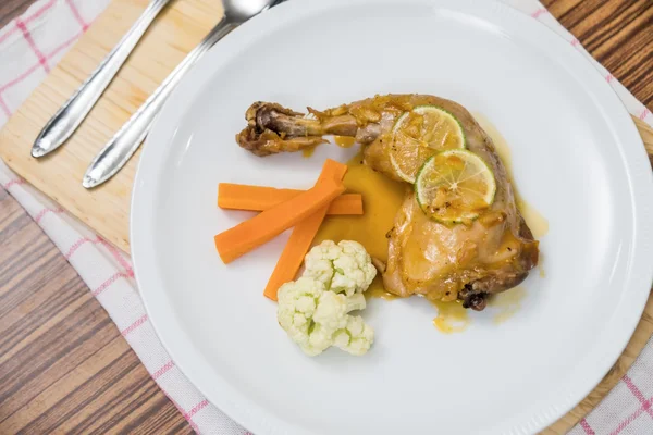 Chicken cooked with orange marmalade, lemon and carrots . — Stock Photo, Image