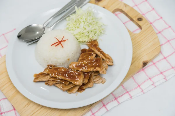 Riisin ja tuoreen paistetun sianlihan lähikuva seesamin, thai-ruoan kanssa — kuvapankkivalokuva