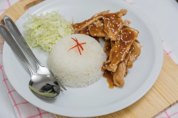 Closeup de arroz e carne de porco frita fresca com gergelim, comida tailandesa — Fotografia de Stock