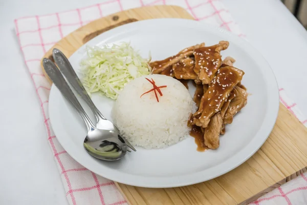 Riisin ja tuoreen paistetun sianlihan lähikuva seesamin, thai-ruoan kanssa — kuvapankkivalokuva