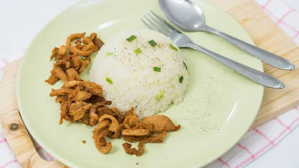 Nahaufnahme von Reis und frisch gebratenem Schweinefleisch mit Sesam, thailändischem Essen — Stockfoto