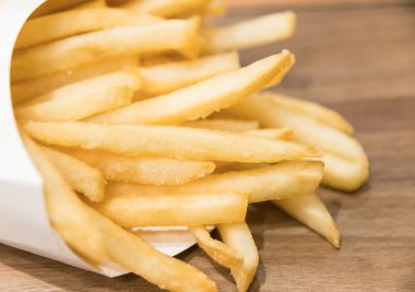 seçici odak masada açık patates kızartması