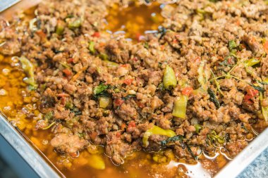 Pirinç karıştırın kızarmış domuz eti ve fesleğen ile tepesinde kapatın