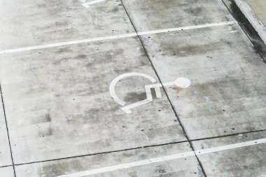 Engelliler için ayrılmış engelli park alanları