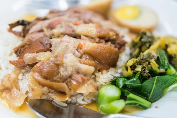 Schweinekeule auf Reis, thailändisches Essen — Stockfoto