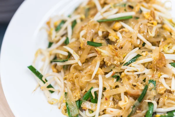 Enfoque selectivo de fideos salteados tailandeses, popular Pad Thai — Foto de Stock