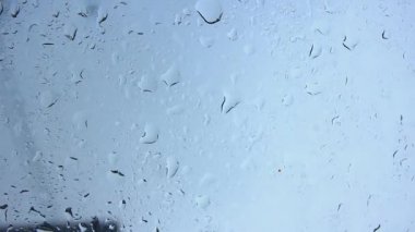 Yağmur fırtına sırasında camına düşen yağmur, yakın çekim.