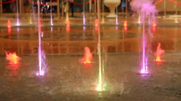 Прекрасный красочный фонтан — стоковое видео