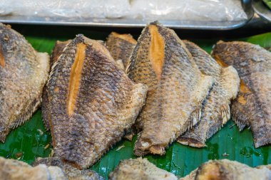 Derin yağda kızartılmış Tilapia ve sazan