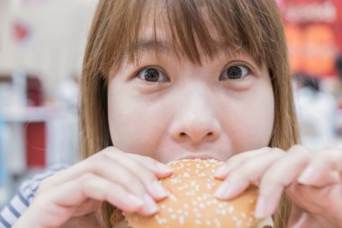 güzellik kadın kafede hamburger yemek
