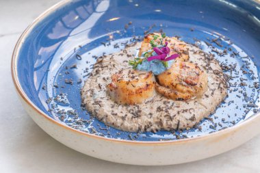 Kurutulmuş deniz tarağı aperatifi