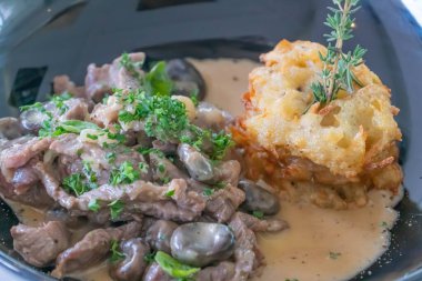 Şampiyon mantarlı sığır salatası ve kızarmış sebze..