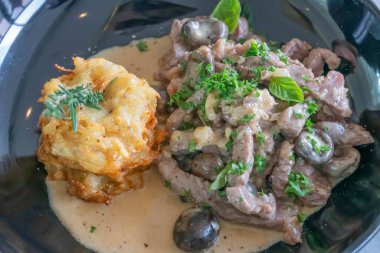 Şampiyon mantarlı sığır salatası ve kızarmış sebze..