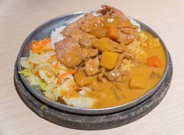 Köri ve salata ve domuz pirzolası..