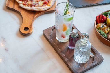 Menüde kızarmış tavuk ve tatlı var..