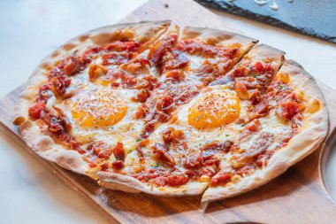 Jambon ve Yumurta Kahvaltı usulü pizza. Tahta tabakta.