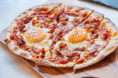 Jambon ve Yumurta Kahvaltı usulü pizza. Tahta tabakta.