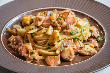 Pastırma ve peynirli spagetti..