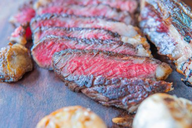 Tahta tahtada baharatlı kurutulmuş mermer biftek Tomahawk. Yakın plan, akşam yemeği konsepti..