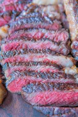 Tahta tahtada baharatlı kurutulmuş mermer biftek Tomahawk. Yakın plan, akşam yemeği konsepti..