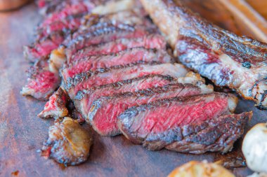 Tahta tahtada baharatlı kurutulmuş mermer biftek Tomahawk. Yakın plan, akşam yemeği konsepti..