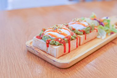 ekmek, avokado sosu, pastırma, ıspanak, beyaz tabakta yumurta benedikt ve eski ahşap arka plan, avokado sosu avokado ve domatesleri birleştirir, kahvaltı.