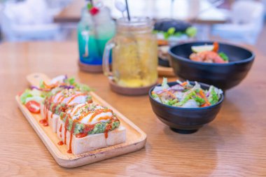 Kafede akşam yemeği, yumurtalı Benedict, avokadolu tost, karidesli makarna ve içecek.