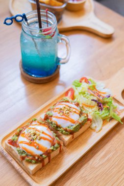 Avokado ve içecek ile Benedict usulü yumurta..