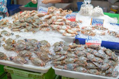Yengeçler buz içinde, yiyecekler Tayland 'da taze..