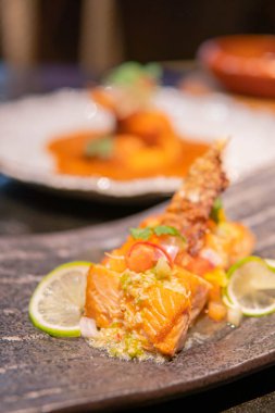 Limonlu ve fesleğenli kızarmış somon filetosu..