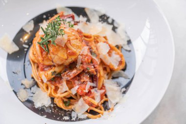 Karides, deniz tarağı ve parmesanlı spagetti.