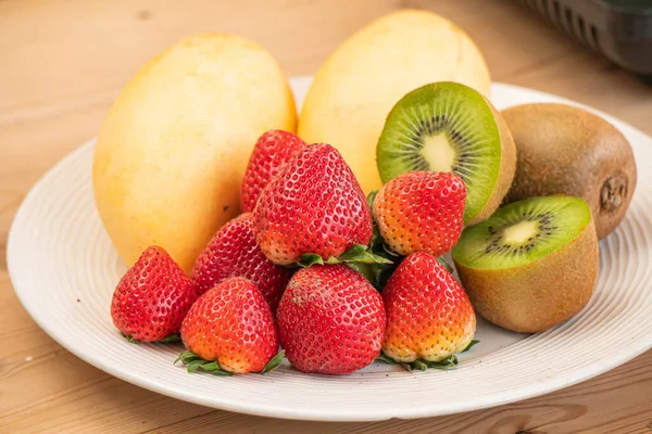 Buah Buahan Campur Segar Strawberry Raspberry Blueberry Kiwi Mangga Pada Stok Foto