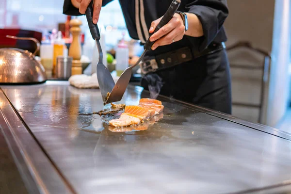 Tangan Chef Memasak Steak Salmon Stok Foto