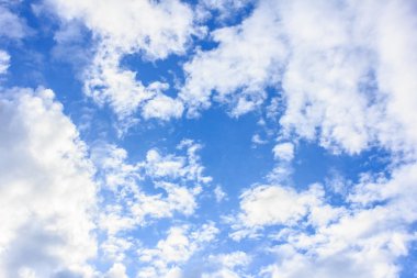 Mavi Gökyüzü Bulutları