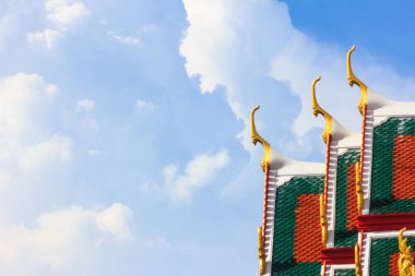 Bangkok Budist tapınağı çatı üstündeki hassas Tay Sanat,