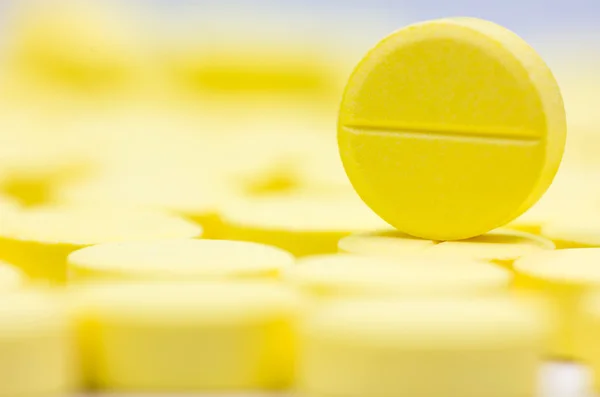 Eczane Tema, tıp tablet antibiyotik hap yuvarlak sarı yığını. Sığ Dof