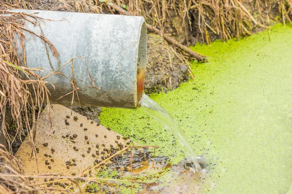 Вода стічних вод повільна від бетонного конвеєра — стокове фото