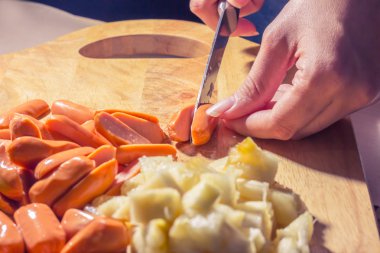 Sosis ve sebze kadın el vintage sesi hazırlama.